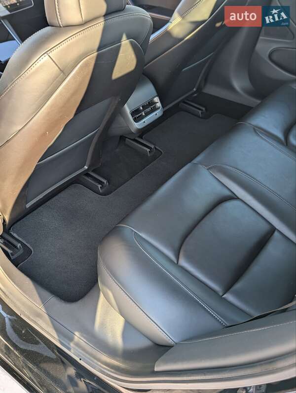 Седан Tesla Model 3 2020 в Березному