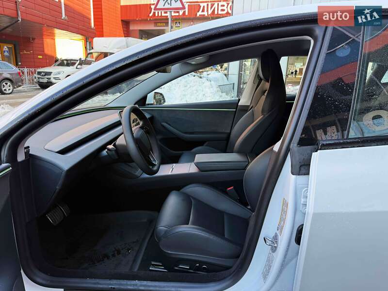 Седан Tesla Model 3 2024 в Львові