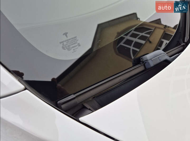 Седан Tesla Model 3 2019 в Львове