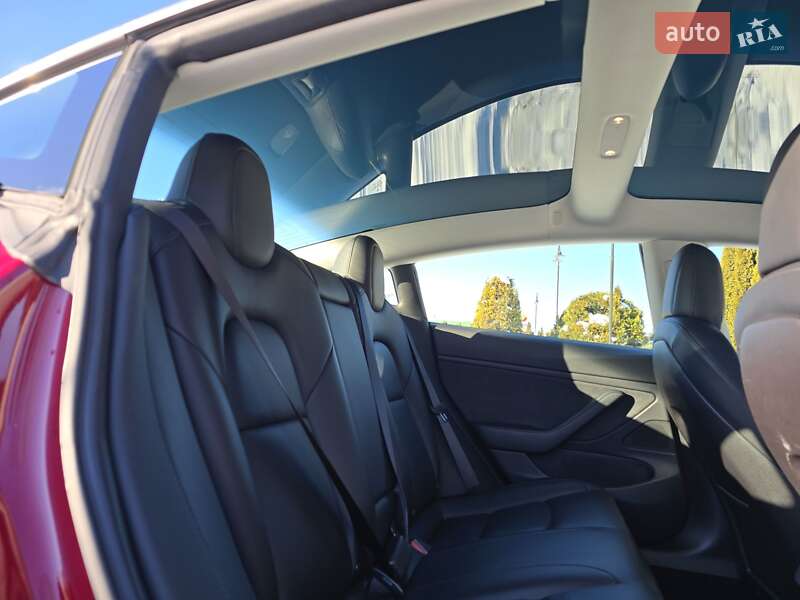 Седан Tesla Model 3 2019 в Львові