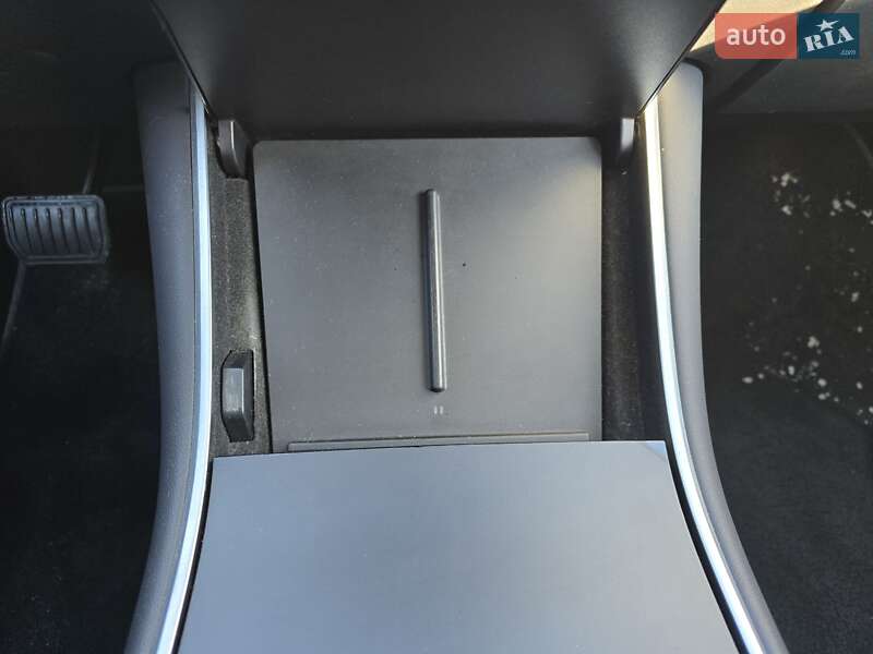 Седан Tesla Model 3 2019 в Львові