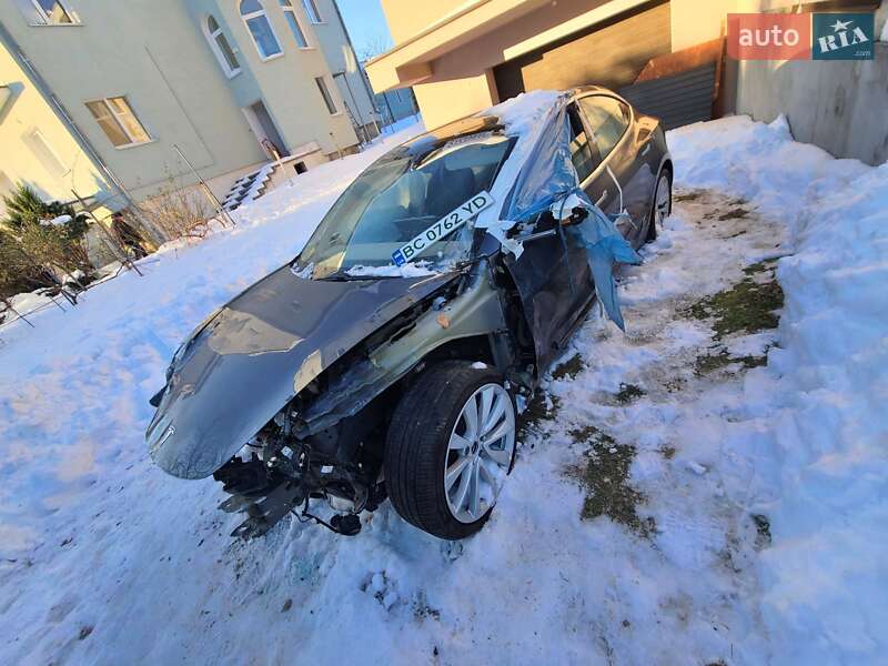 Седан Tesla Model 3 2019 в Львове