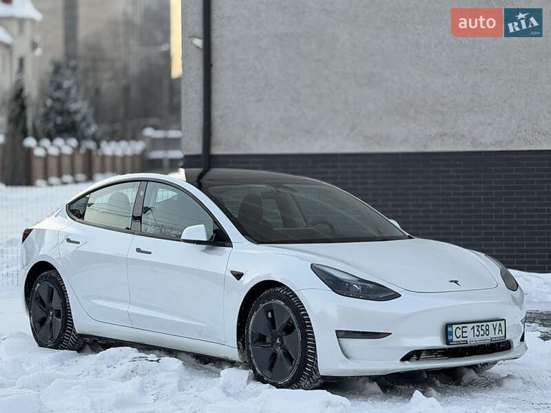 Седан Tesla Model 3 2023 в Черновцах
