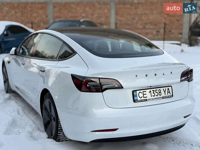 Седан Tesla Model 3 2023 в Черновцах