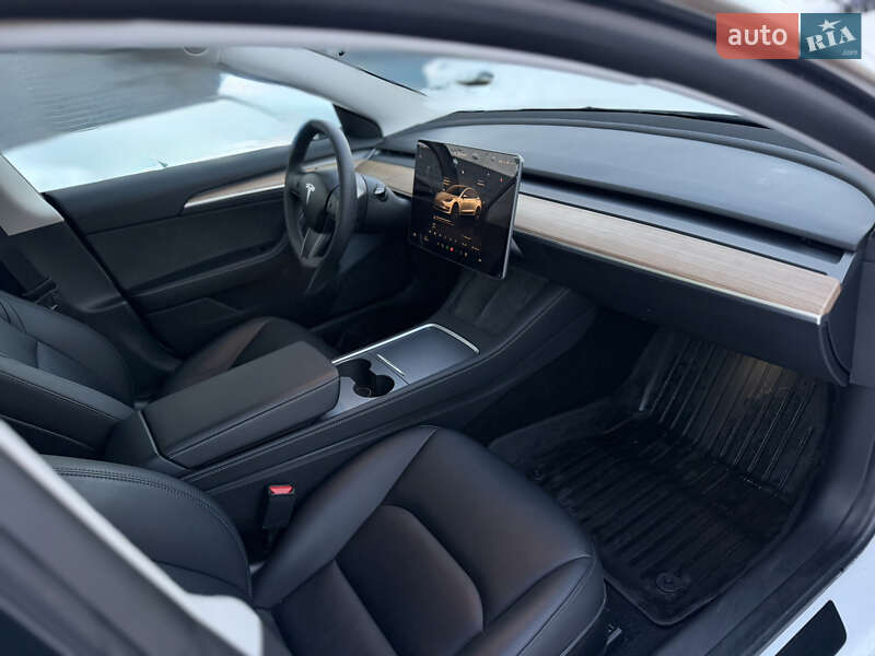 Седан Tesla Model 3 2023 в Черновцах