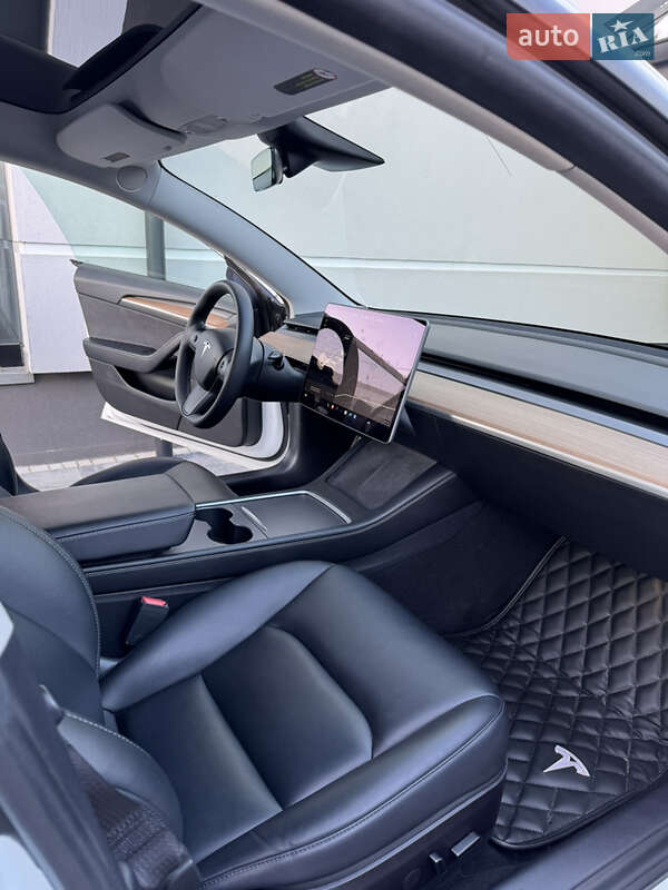 Седан Tesla Model 3 2021 в Дрогобыче