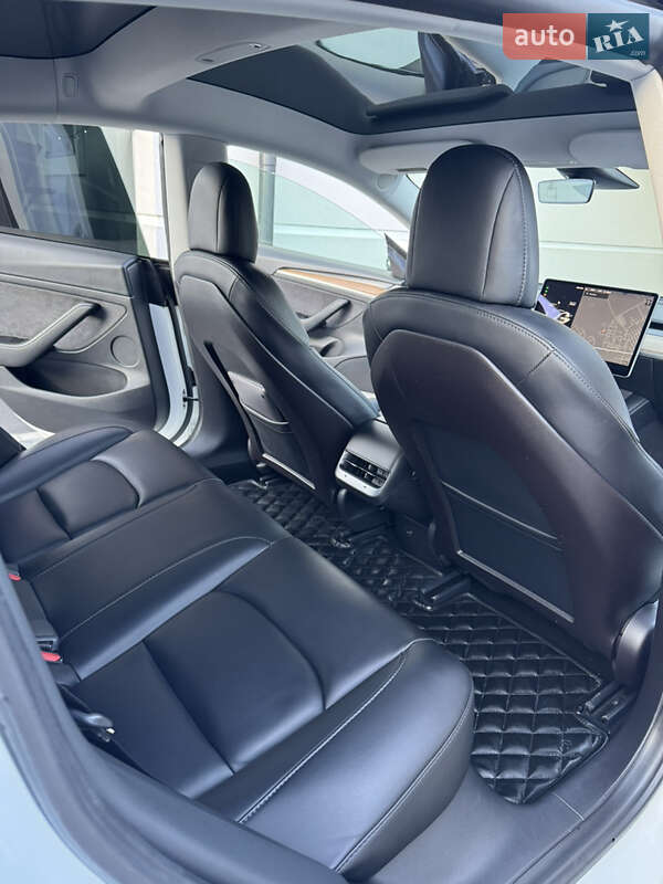 Седан Tesla Model 3 2021 в Дрогобыче