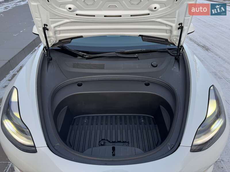 Седан Tesla Model 3 2022 в Кременчуці