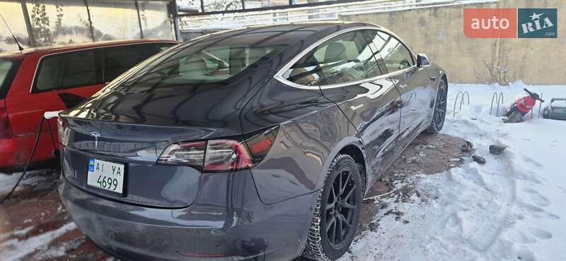 Седан Tesla Model 3 2019 в Глевасі