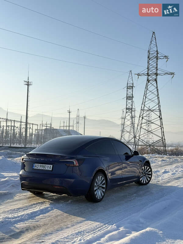 Седан Tesla Model 3 2025 в Хусті