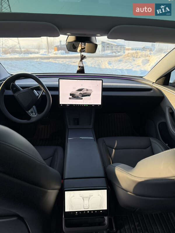 Седан Tesla Model 3 2025 в Хусті
