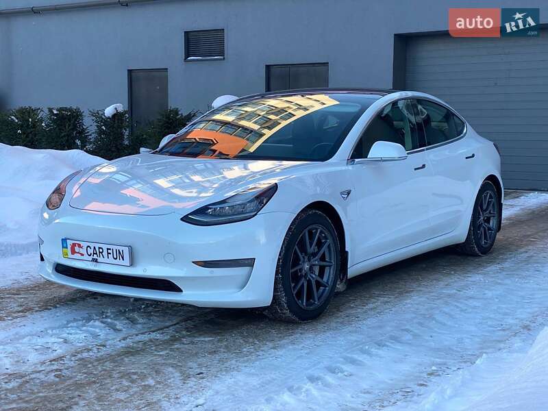 Седан Tesla Model 3 2018 в Львові