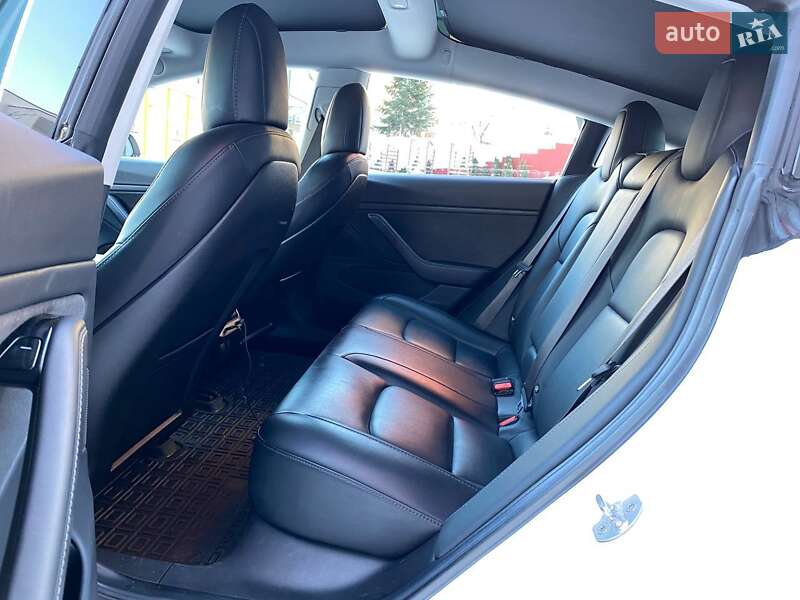 Седан Tesla Model 3 2018 в Львові