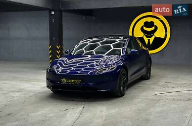 Седан Tesla Model 3 2024 в Черновцах