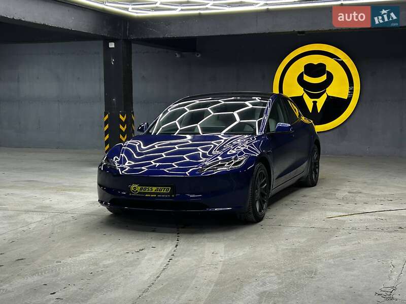 Седан Tesla Model 3 2024 в Чернівцях