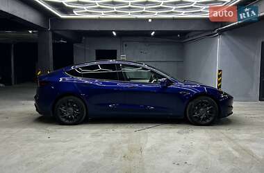 Седан Tesla Model 3 2024 в Черновцах