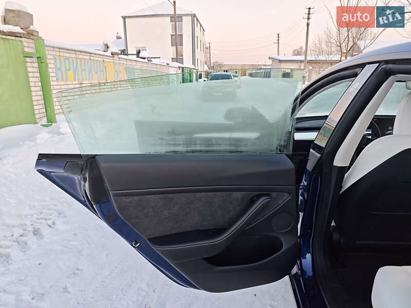 Седан Tesla Model 3 2023 в Львове