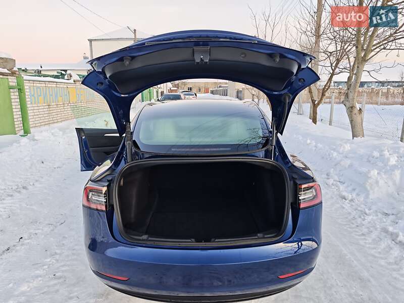Седан Tesla Model 3 2023 в Львове