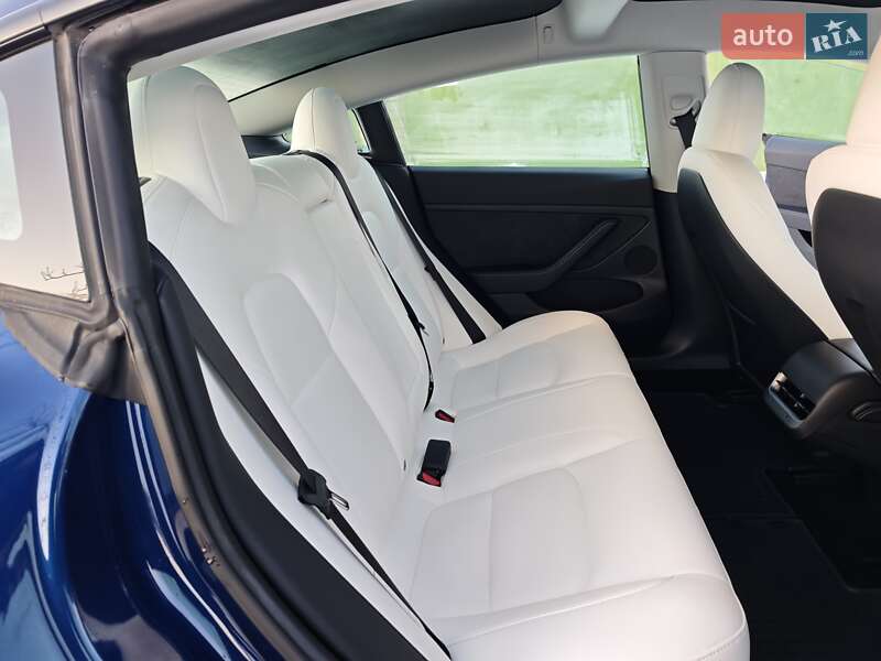 Седан Tesla Model 3 2023 в Львове