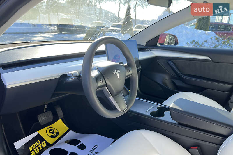 Седан Tesla Model 3 2023 в Львове