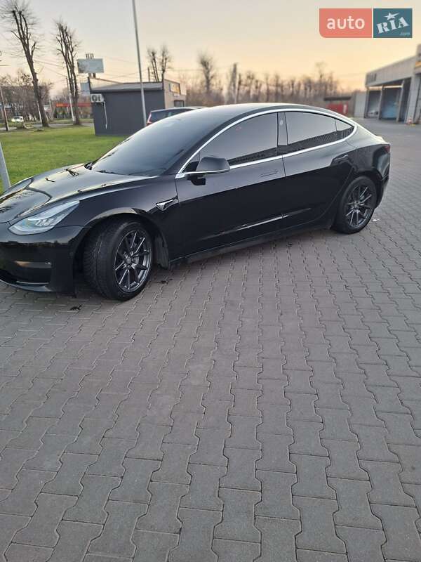 Седан Tesla Model 3 2018 в Львові