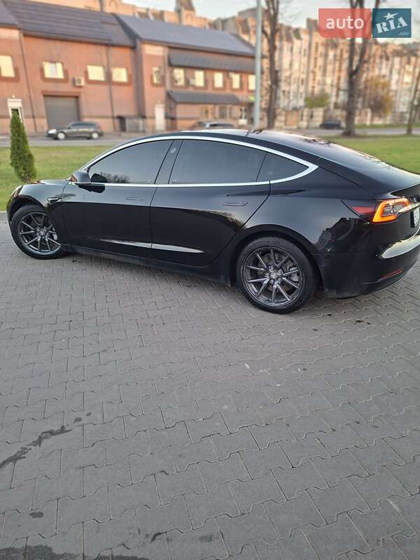 Седан Tesla Model 3 2018 в Львові