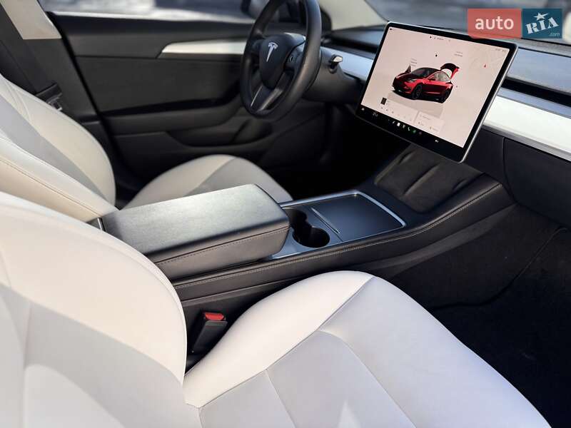 Седан Tesla Model 3 2022 в Львове