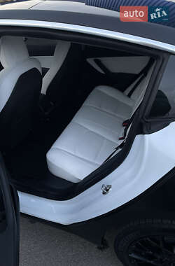 Седан Tesla Model 3 2020 в Львове