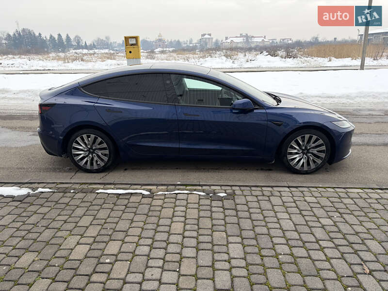 Седан Tesla Model 3 2024 в Ужгороді
