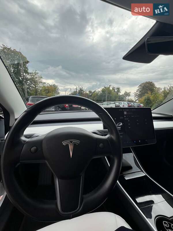 Седан Tesla Model 3 2019 в Остроге