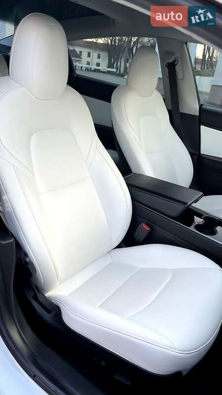 Седан Tesla Model 3 2019 в Остроге