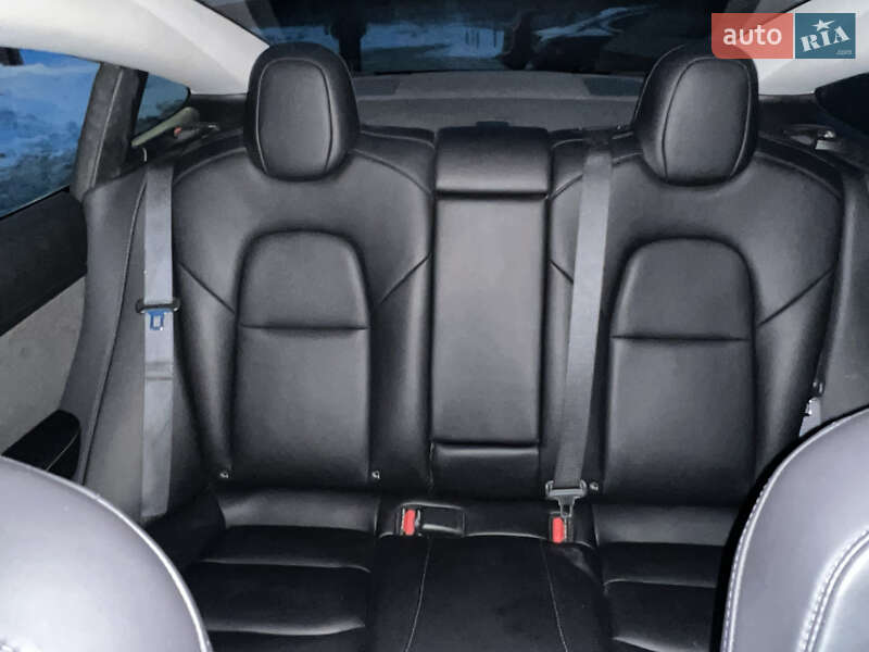 Седан Tesla Model 3 2021 в Ківерцях