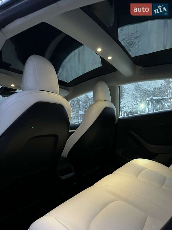 Седан Tesla Model 3 2021 в Львові