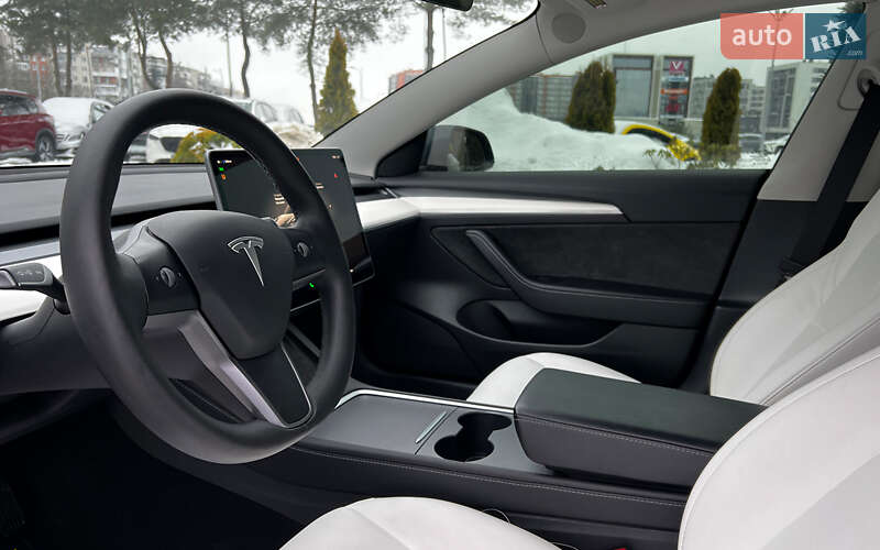 Седан Tesla Model 3 2022 в Львове
