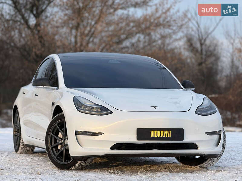 Седан Tesla Model 3 2019 в Киеве