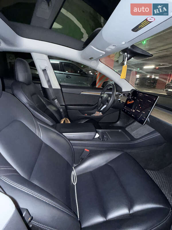 Седан Tesla Model 3 2021 в Львове