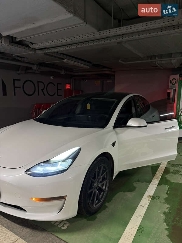 Седан Tesla Model 3 2021 в Львове