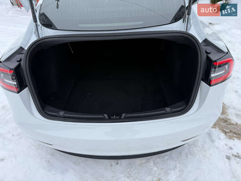 Седан Tesla Model 3 2019 в Винниках