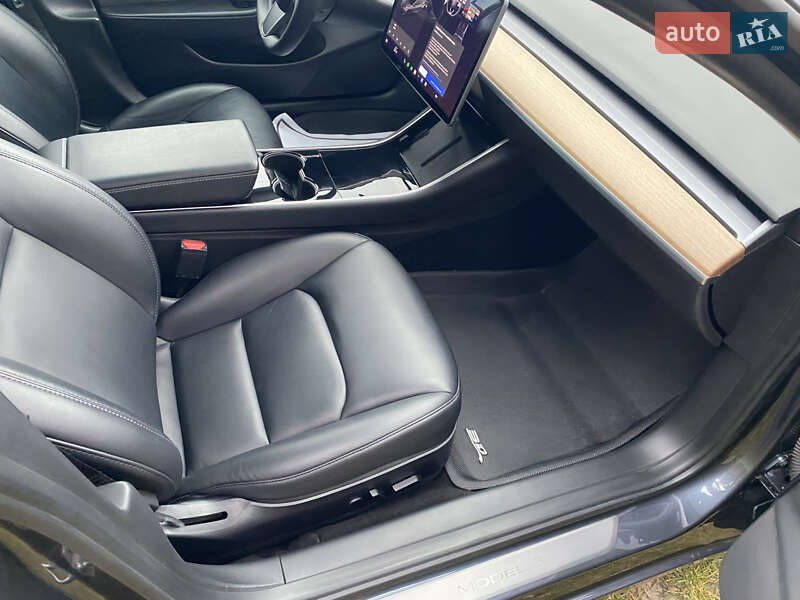 Седан Tesla Model 3 2020 в Львові