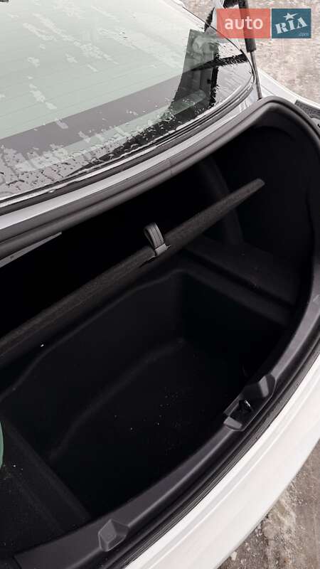 Седан Tesla Model 3 2022 в Києві