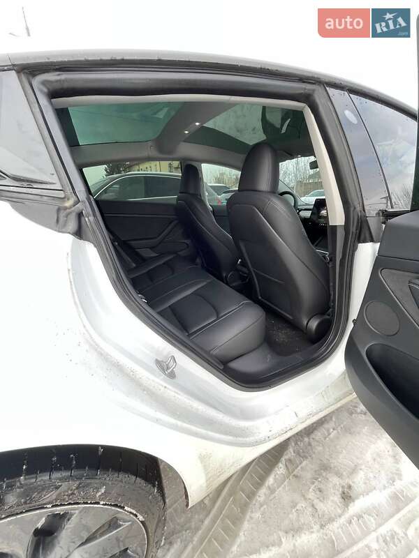 Седан Tesla Model 3 2023 в Львові