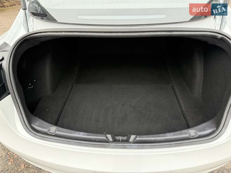 Седан Tesla Model 3 2018 в Киеве