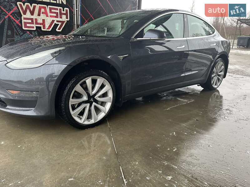 Седан Tesla Model 3 2019 в Черновцах