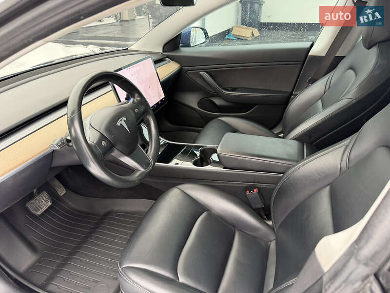 Седан Tesla Model 3 2018 в Івано-Франківську