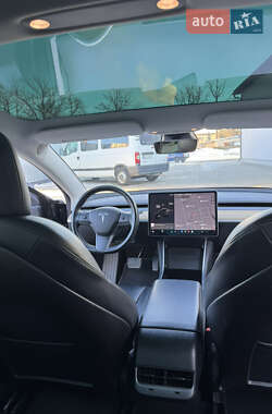 Седан Tesla Model 3 2019 в Киверцах