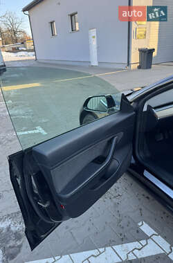 Седан Tesla Model 3 2019 в Киверцах