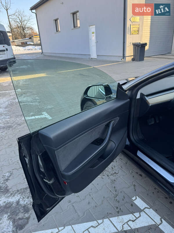 Седан Tesla Model 3 2019 в Киверцах