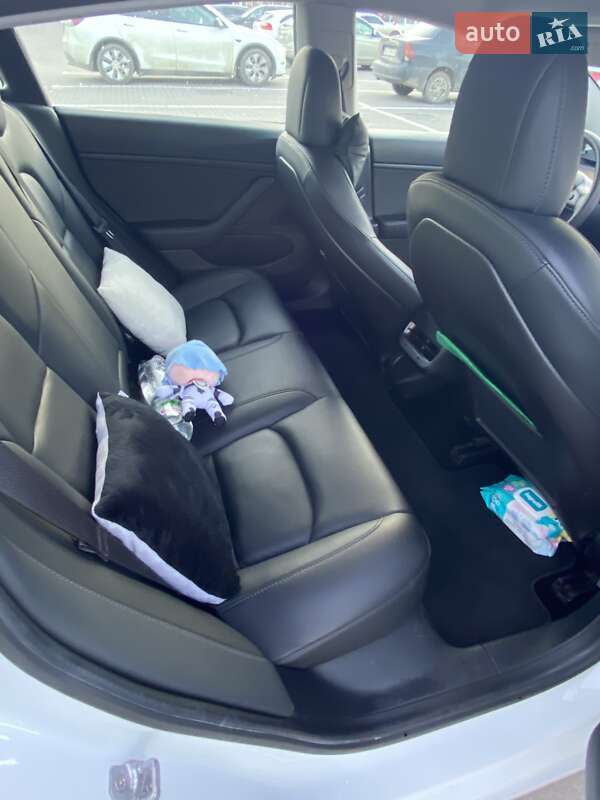 Седан Tesla Model 3 2020 в Львові