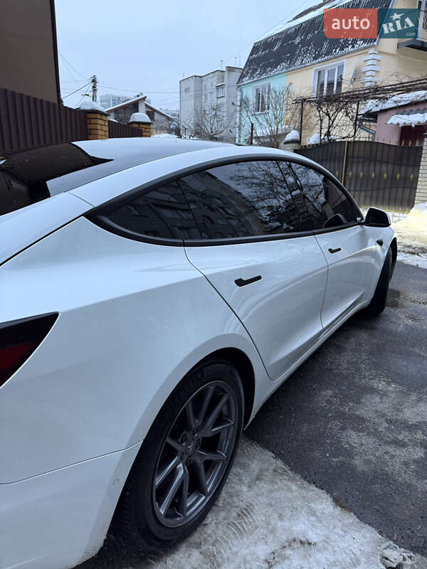 Седан Tesla Model 3 2021 в Львове