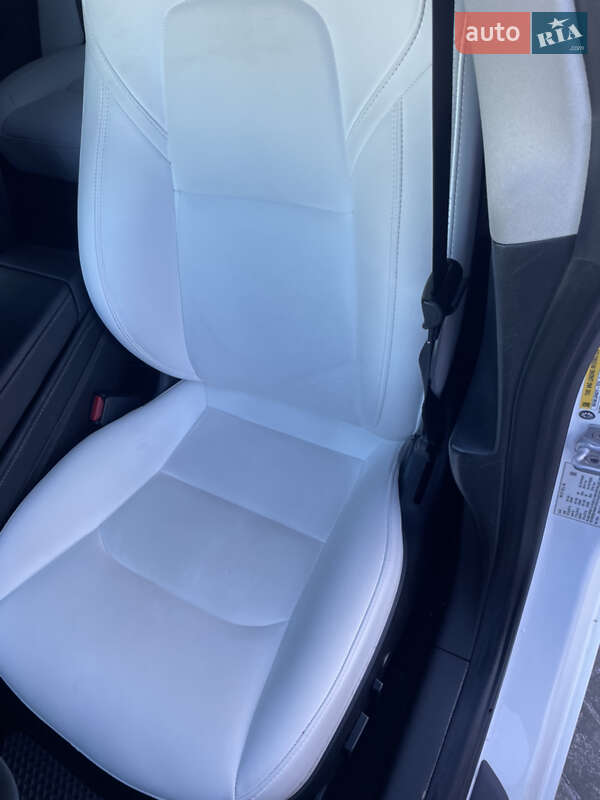 Седан Tesla Model 3 2023 в Луцке